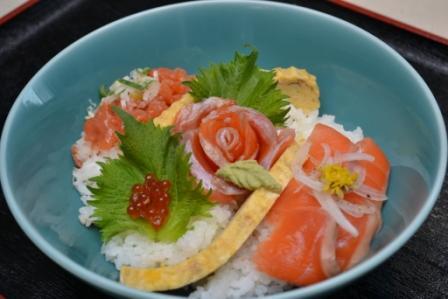 (写真)高森アルプスサーモン丼