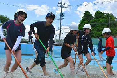 北小プール清掃.jpg